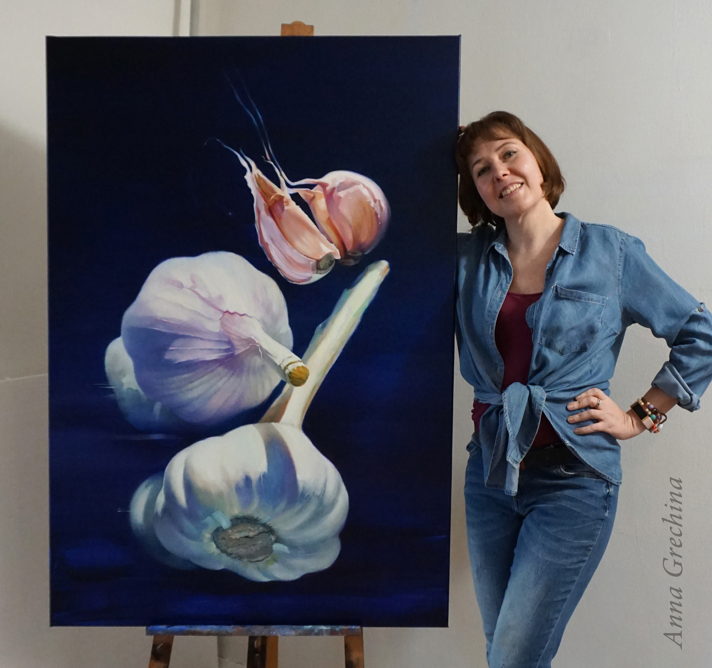 "Family in the Universe". Still life with garlic, hyperrealism, painting. Artist Anna Grechina.